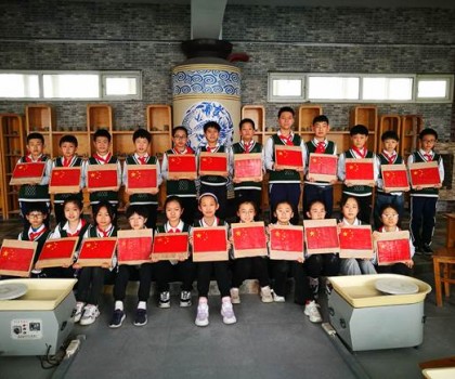 陶藝課上的“思政課”樹(shù)立“愛(ài)國(guó)情懷”盛世長(zhǎng)安小學(xué)“國(guó)慶節(jié)”陶藝制作專題教育活動(dòng)
