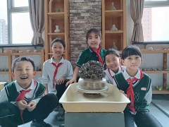 “祝福祖國(guó)”――盛世長(zhǎng)安小學(xué)陶藝社團(tuán)手作花籃，慶祝新中國(guó)成立75周年