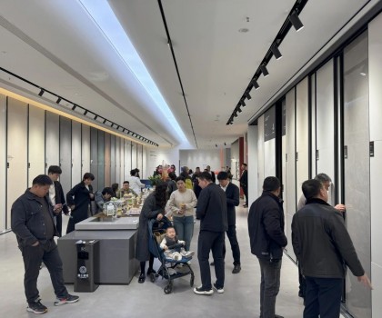 獅王瓷磚“云脈覺(jué)醒”發(fā)布會(huì)：共繪新藍(lán)圖 共贏2025！