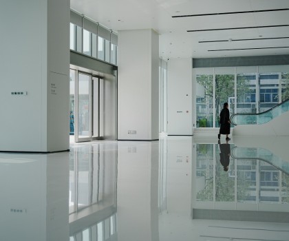 東鵬新材以低碳石材為基，筑就綠建科技空間：美的創(chuàng)新科技園展廳