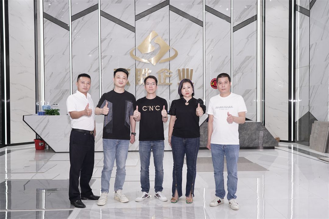 從左到右：億方國際品牌總經(jīng)理 楊一龍，致勝企業(yè) 營銷總經(jīng)理 栗一鳴，致勝企業(yè)董事 林志波，致勝陶瓷品牌總經(jīng)理 譚莉，衡大陶瓷品牌總經(jīng)理 羅寶鈿.jpg