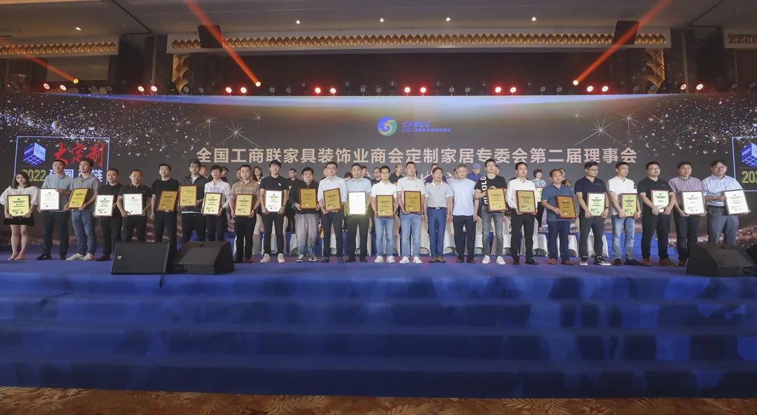 定制中國(guó)好浴室！浪鯨衛(wèi)浴被授予“定制家居專(zhuān)業(yè)委員會(huì)副會(huì)長(zhǎng)”稱(chēng)號(hào)2.jpg