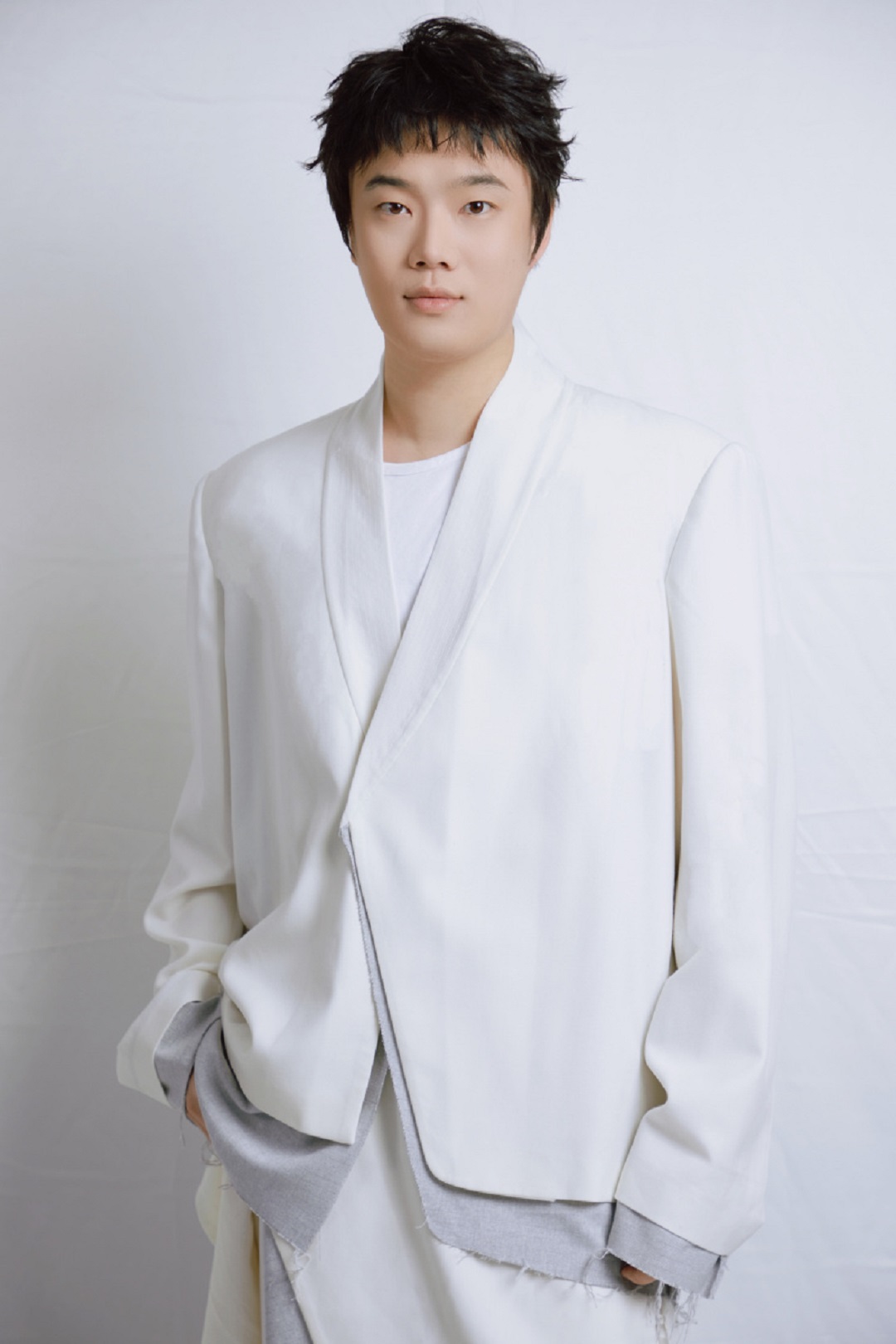 5 0 明星服裝定制設計師，三寸盛京華服品牌創(chuàng)始人張突然.jpg