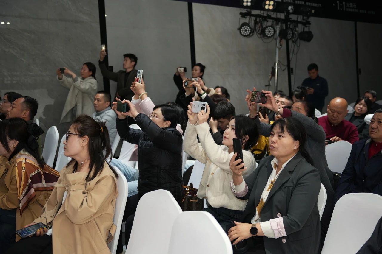 獅王瓷磚“云脈覺醒”發(fā)布會(huì)：共繪新藍(lán)圖 共贏2025！10.jpg