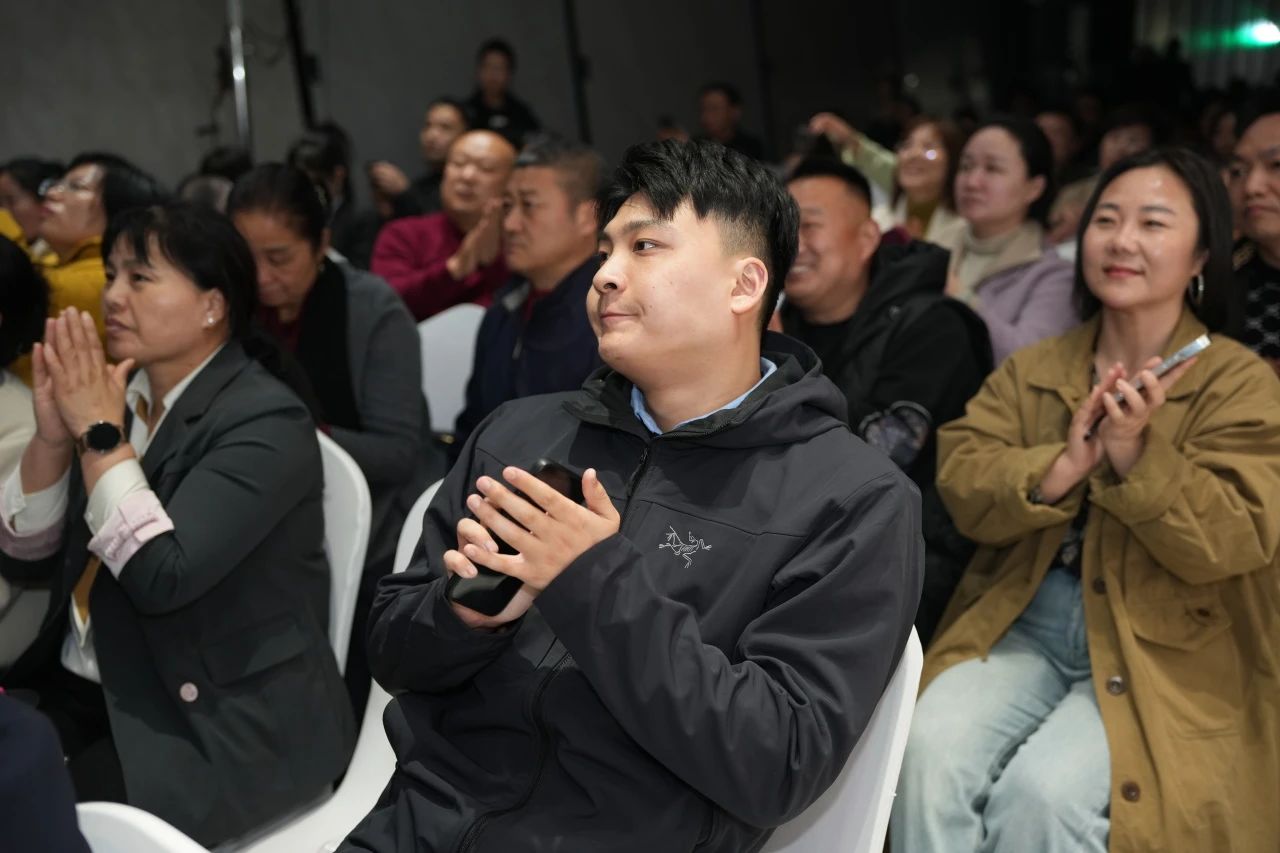 獅王瓷磚“云脈覺醒”發(fā)布會(huì)：共繪新藍(lán)圖 共贏2025！11.jpg