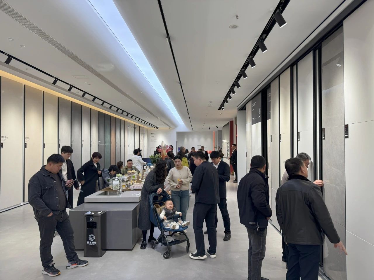 獅王瓷磚“云脈覺醒”發(fā)布會(huì)：共繪新藍(lán)圖 共贏2025！13.jpg