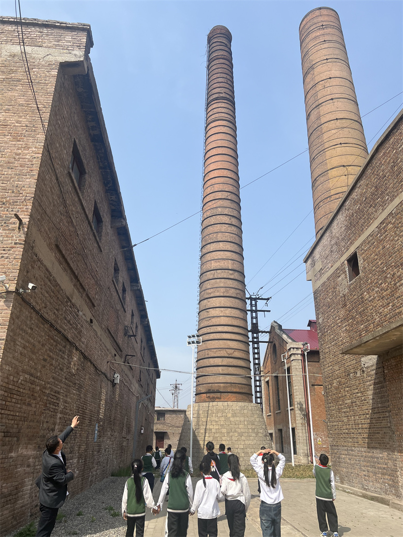 1745138582859587.jpg 盛世長(zhǎng)安小學(xué)赴井陘礦區(qū)古村落藝術(shù)村開展美育研學(xué)實(shí)踐活動(dòng)4_旋轉(zhuǎn).jpg